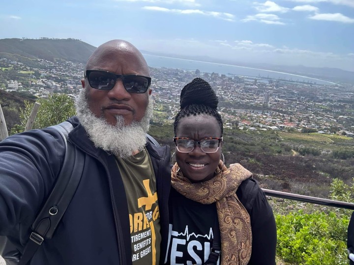 Husband and wife with city view be